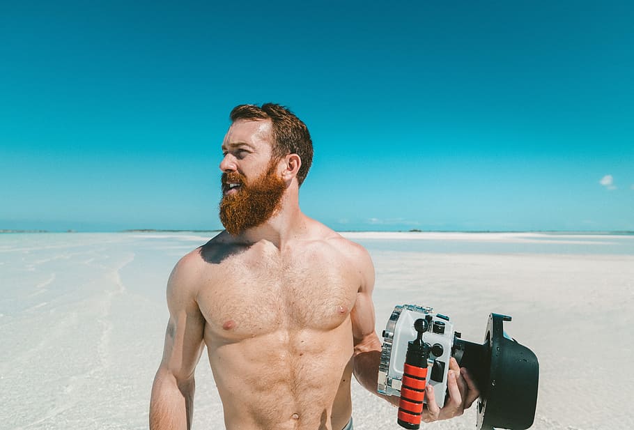 man at the beach looking to his right, people, guy, camera HD wallpaper