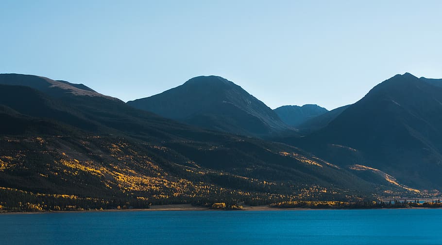 body of water near mountain range, mountain range near body of water HD wallpaper