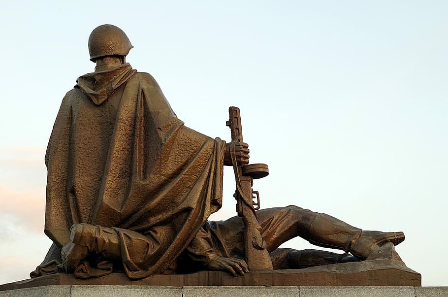 two soldiers kneeling and lying statue during day, Monument, Sculpture