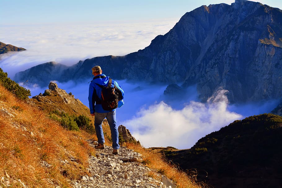 man walking on mountain during daytime, clouds, excursion, carega HD wallpaper