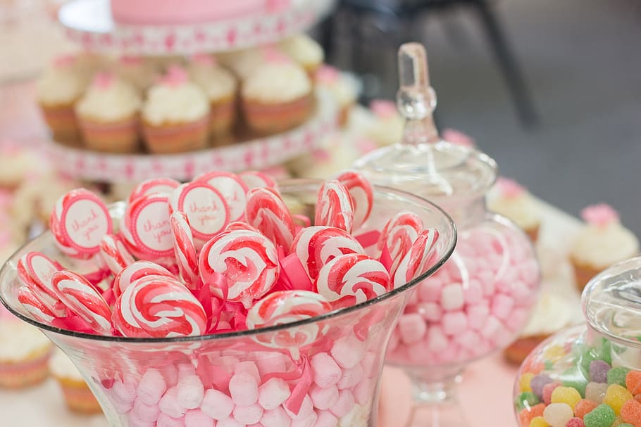 marshmallows and gummy bears, candy, dessert, table, party HD wallpaper