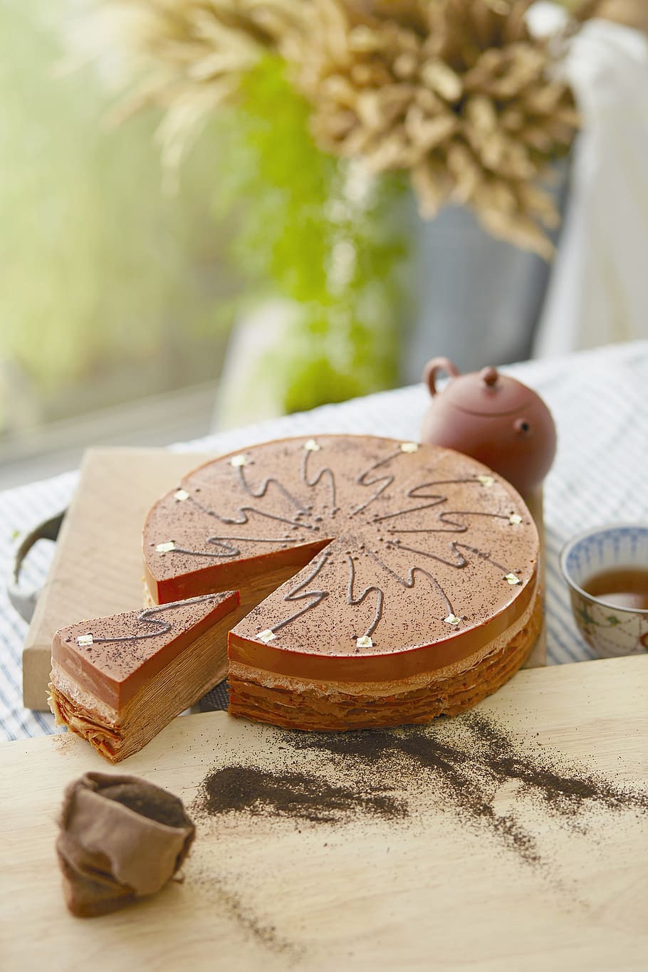 round caramel cake on brown chopping board, sweets, gift, dessert HD wallpaper