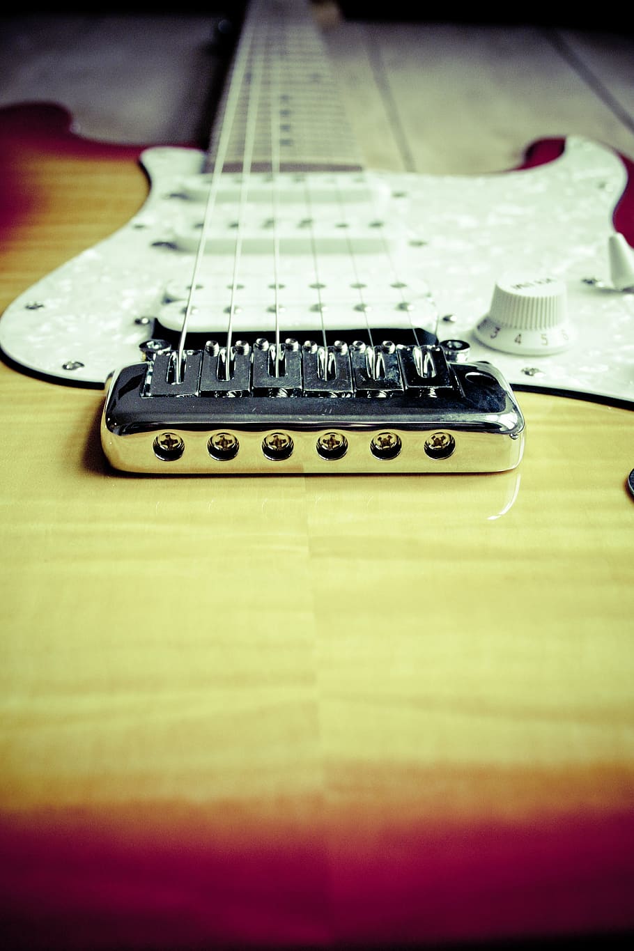 shallow focus photography of brown electric guitar, macro, shot HD wallpaper