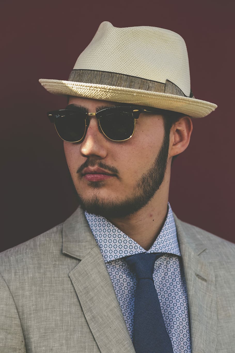 man wearing grey coat and beige fedora hat, man wears gray and black dress suit HD wallpaper