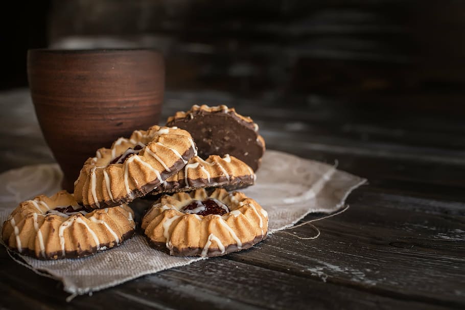 five cookies with brown wooden cup, clay, background, drink HD wallpaper