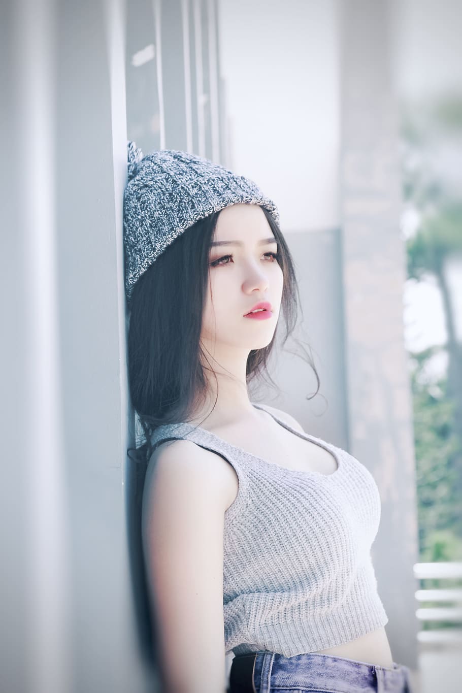 woman wearing gray crop top leaning on gray wall in selective focus photo HD wallpaper