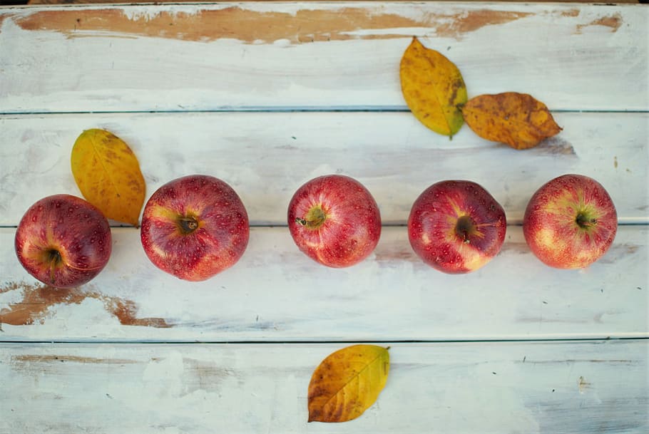 five honeycrisp apples on table, five red apple fruits on white wood pallet HD wallpaper