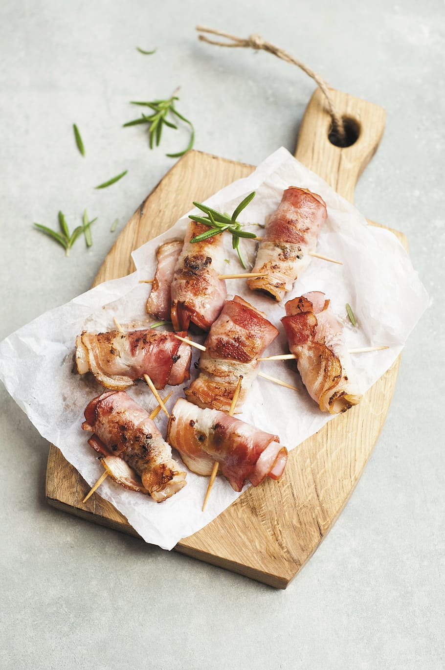 bason dish, the bacon, appetizer, plum, grill, dinner, food HD wallpaper