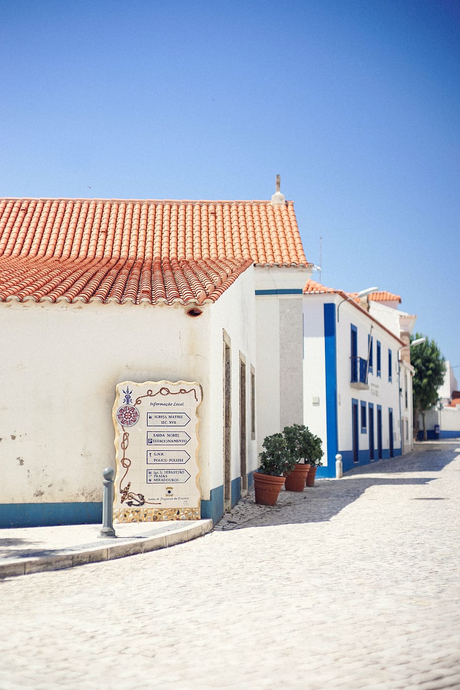 white concrete houses under blue sky, home, structure, infrastructure HD wallpaper