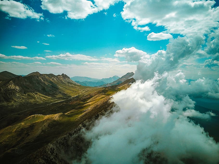 mountain range in mist, mountain under white and blue sky, cloud HD wallpaper