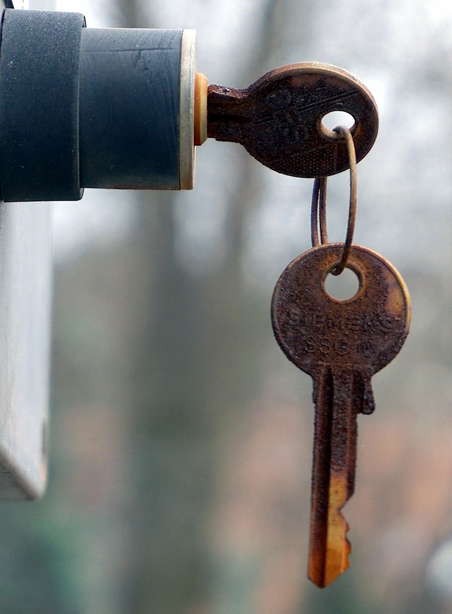 key in lock, rusted, metal, old, iron, close, metallic, keychain HD wallpaper