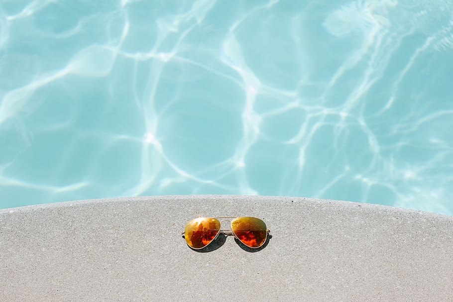 gold framed orange lens Aviator-style sunglasses beside pool, aviator sunglasses near swimming pool, HD wallpaper