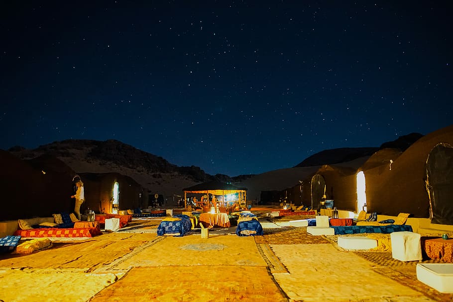 lined up outdoor beds under starry night, bed outdoors, site HD wallpaper
