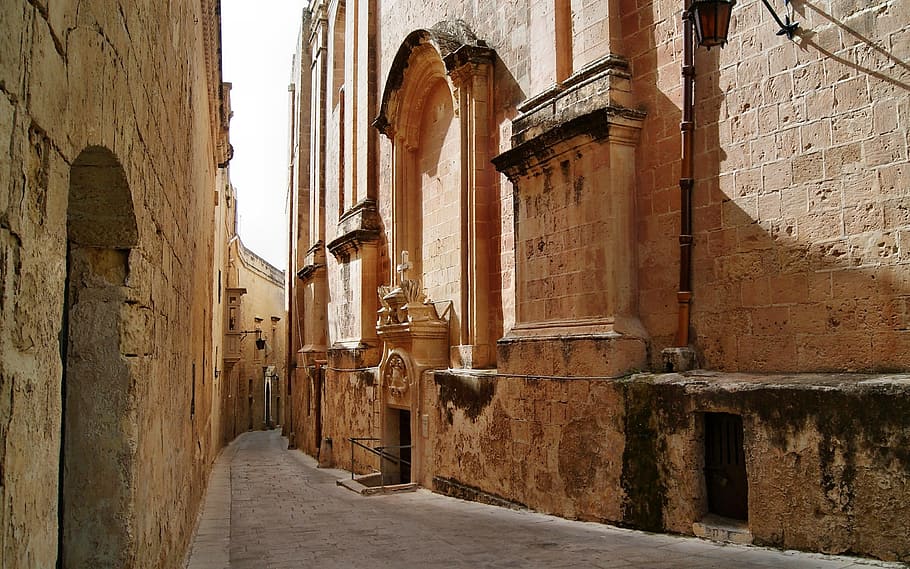 structural photo of beige concrete building, malta, lane, valletta HD wallpaper