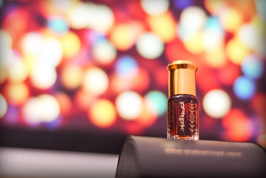 bottle, perfume, light, bokeh, blur, focus on foreground, indoors HD wallpaper