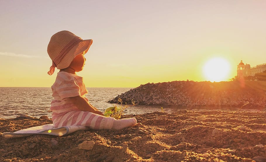 rule of thirds photography of girl sitting on seashore, sunset HD wallpaper