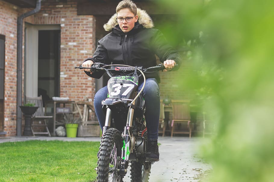 man riding dirtbike near house, bicycle, transportation, leisure activity HD wallpaper