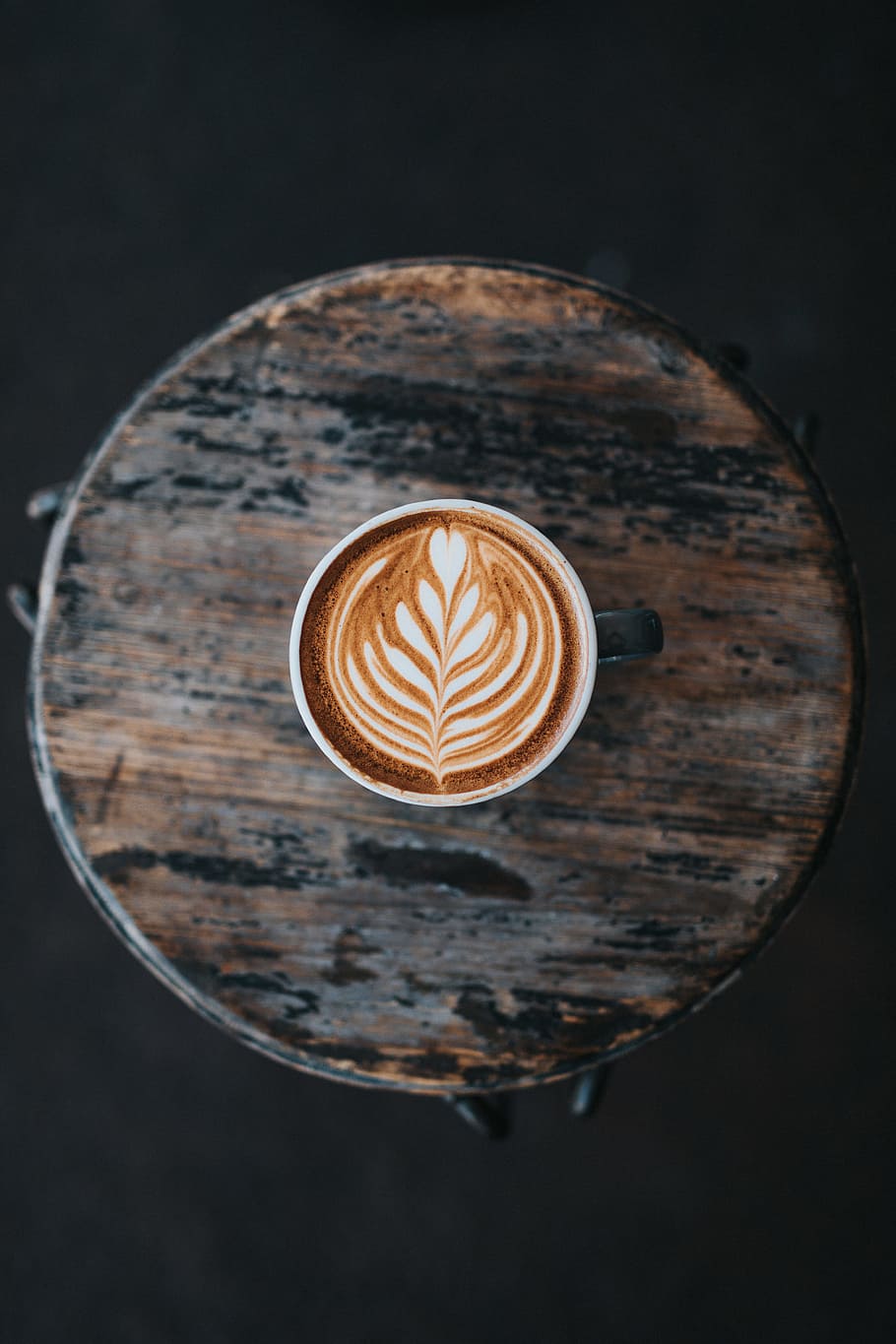 cappuccino coffee in mug, coffee with leaf art, flat white, latte, HD wallpaper