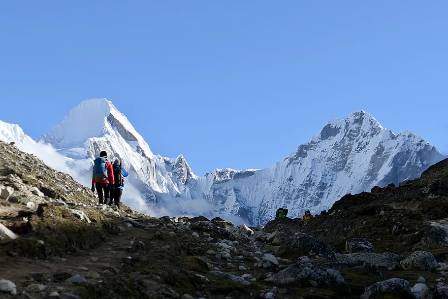 two person on mountain, person's walking towards mountains, snow HD wallpaper