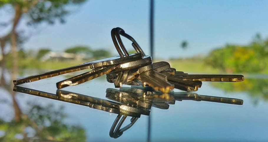 key holder, glass reflection, keys, macro, water, focus on foreground HD wallpaper