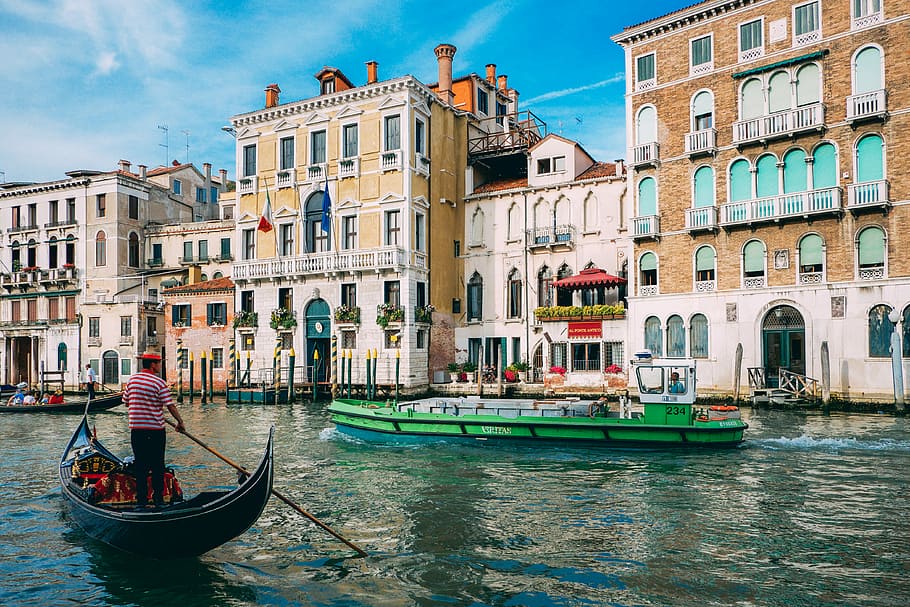 Grand Canal, Venice Italy, man on gondola boat rowing on Venice Grand Canal during daytime HD wallpaper