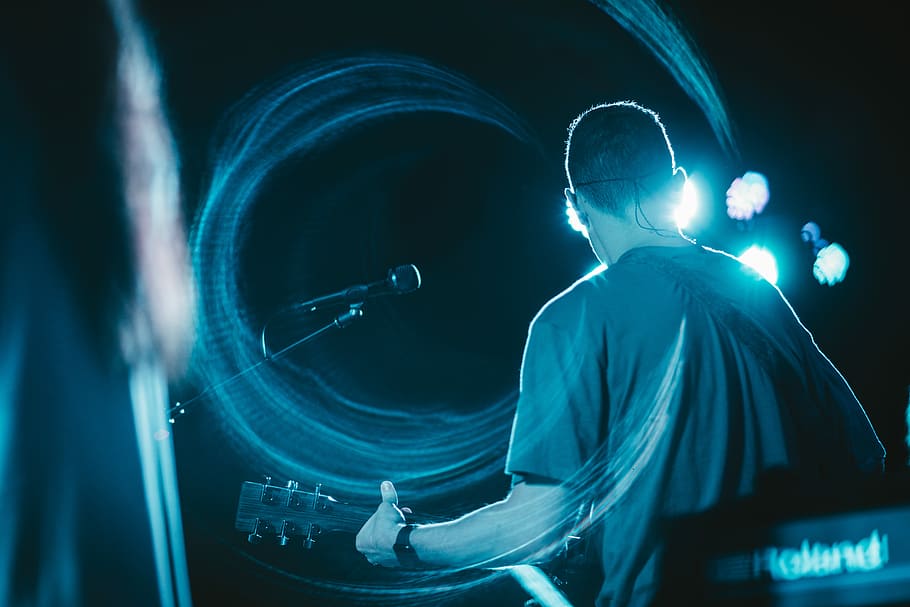 man wearing t-shirt wallppaer, man playing guitar, light, reflection HD wallpaper