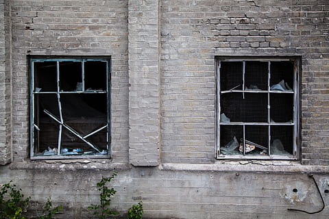 gray concrete building, broken windows, destruction, factory HD wallpaper