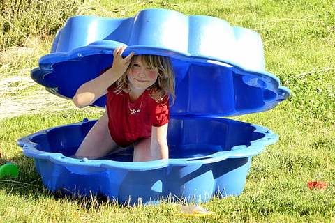 girl inside blue sandbox, shell, play, hide, search, summer games HD wallpaper