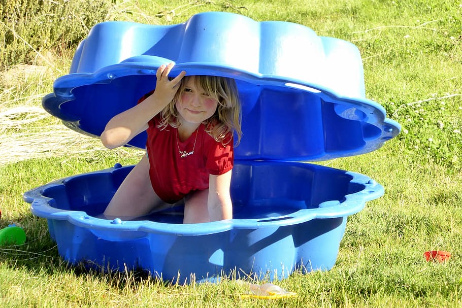 girl inside blue sandbox, shell, play, hide, search, summer games, HD wallpaper