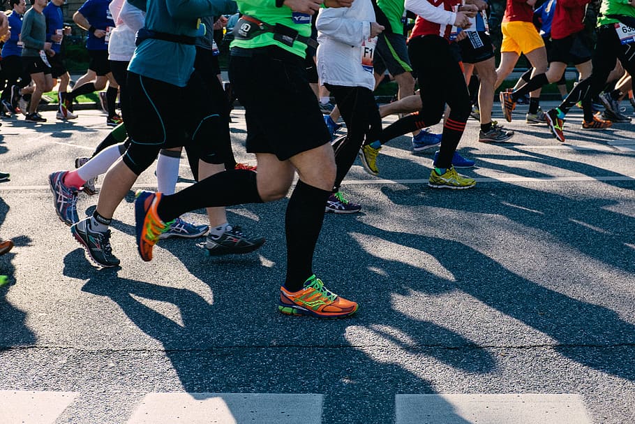 Run coming. Подарок бегуну на марафон. Marathon Runner Shadow. Shadow Runner 2020. Марафонцы осенью картинки от 1100 пикселей.