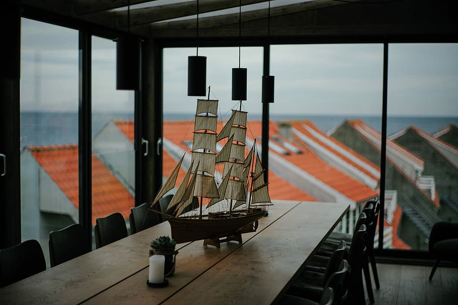 galleon ship decor on table, brown sail ship scale model on table HD wallpaper