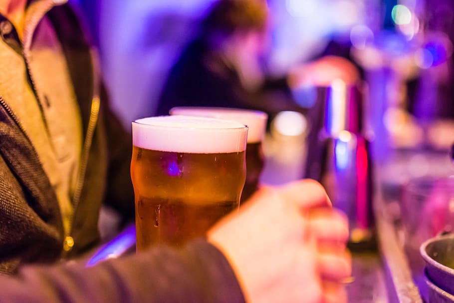 person in front of full drinking glasses, bar, café, paris, bière