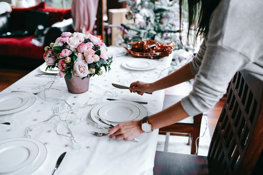 Hands Decorating Christmas Table, roses, red roses, holding hands, HD wallpaper