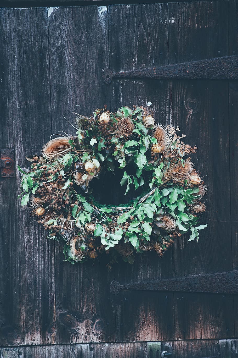 hanging green and brown floral wreath, green and brown wreath HD wallpaper