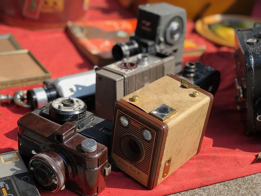 brown point-and-shoot camera, three vintage cameras on surface HD wallpaper