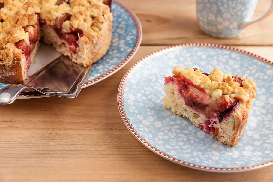 round ceramic plate with brown meat, cake, plum cake, streusel cake HD wallpaper