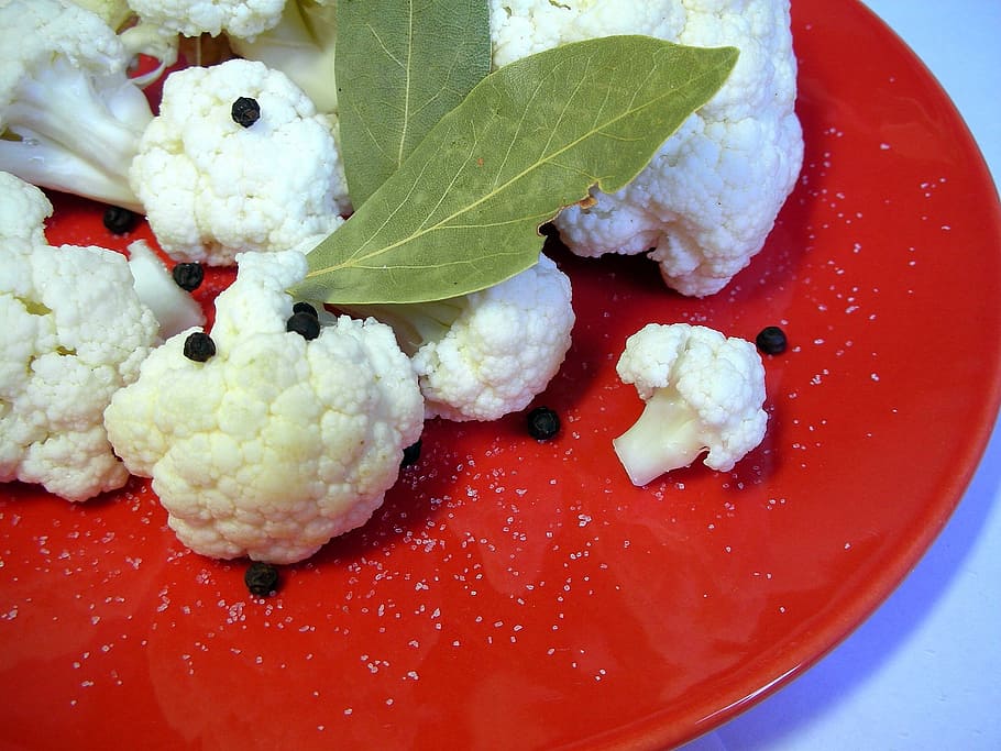 plate, cauliflower, bay leaf, pepper, salt, kitchen, dish, vegetables HD wallpaper