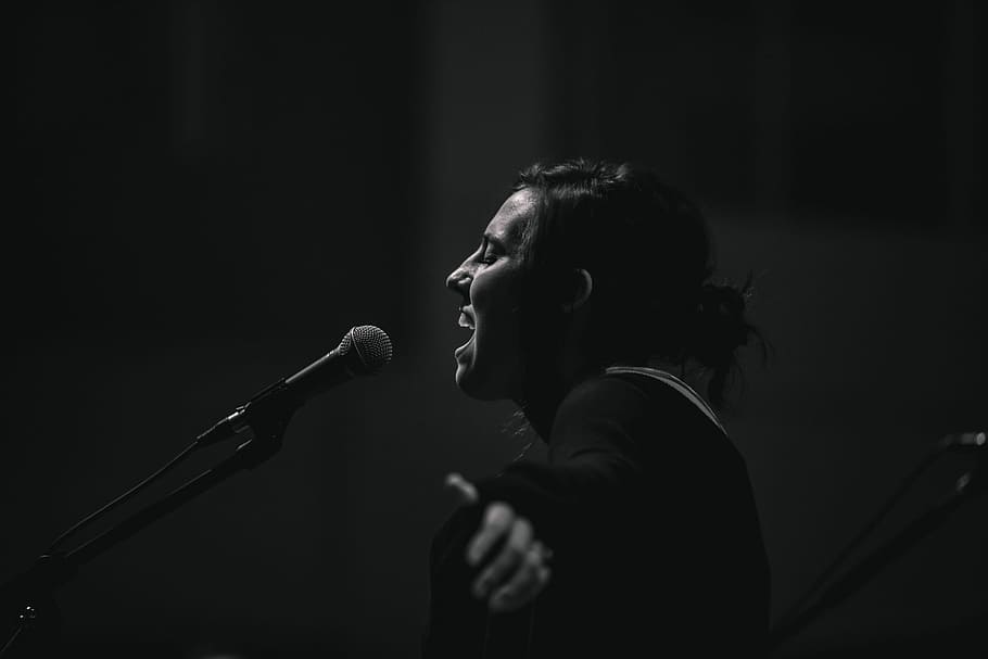 grayscale photo of woman standing beside microphone, woman singing grayscale photo HD wallpaper