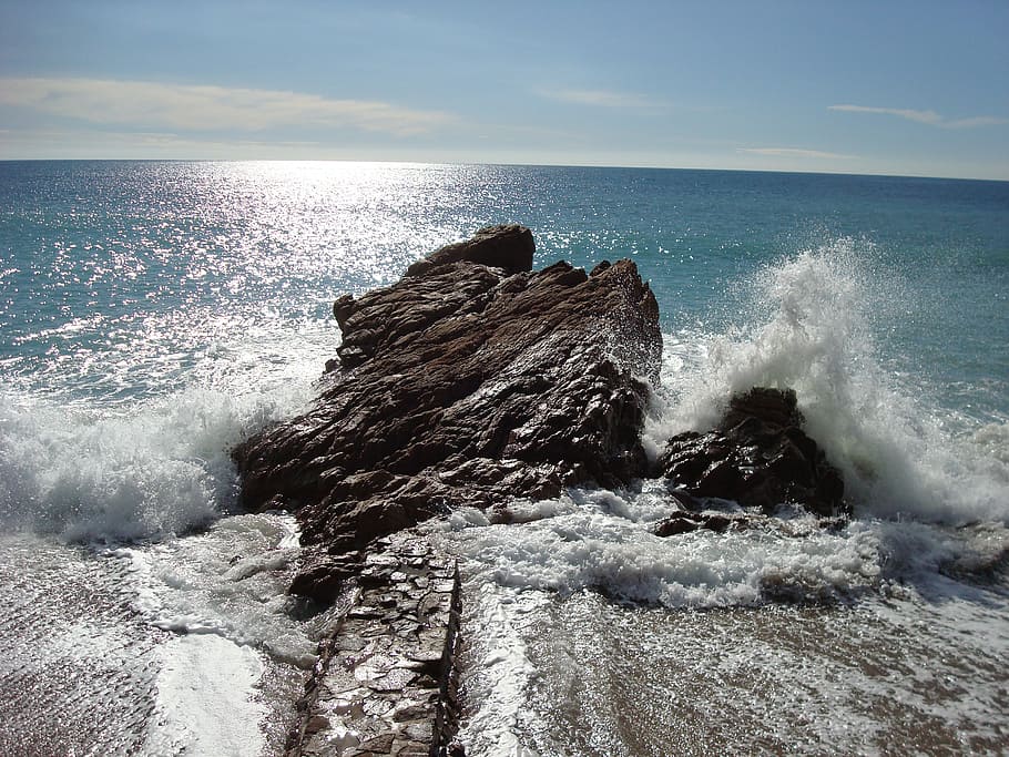 sea, waves, rock, beach, scum, holiday, water, horizon, horizon over water HD wallpaper