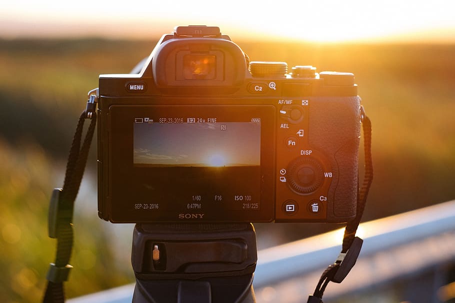 Camera on tripod at sunset, technology, photographer, camera - Photographic Equipment HD wallpaper