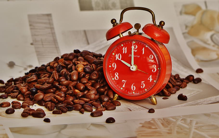 coffee beans and round white and red analog alarm clock displaying 10:00 HD wallpaper