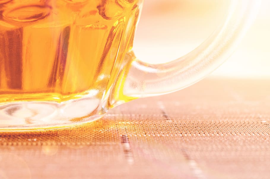 Closeup Photography of Clear Glass Beer Mug Filled With Yellow Liquid HD wallpaper