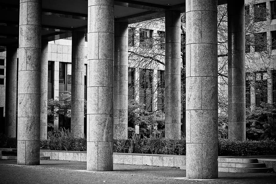 grayscale photography of landmark, columnar, stone, building HD wallpaper