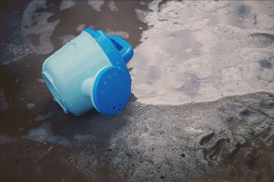 Toys, Sand Pit, Watering Can, children watering, plastic, mud, HD wallpaper