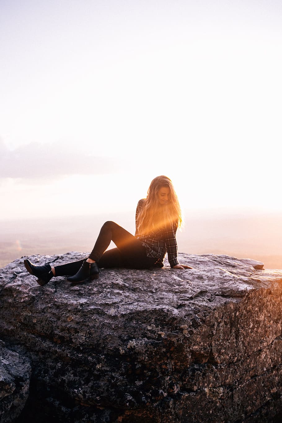 nature, rock, cliff, sun, sunlight, people, woman, lady, girl HD wallpaper