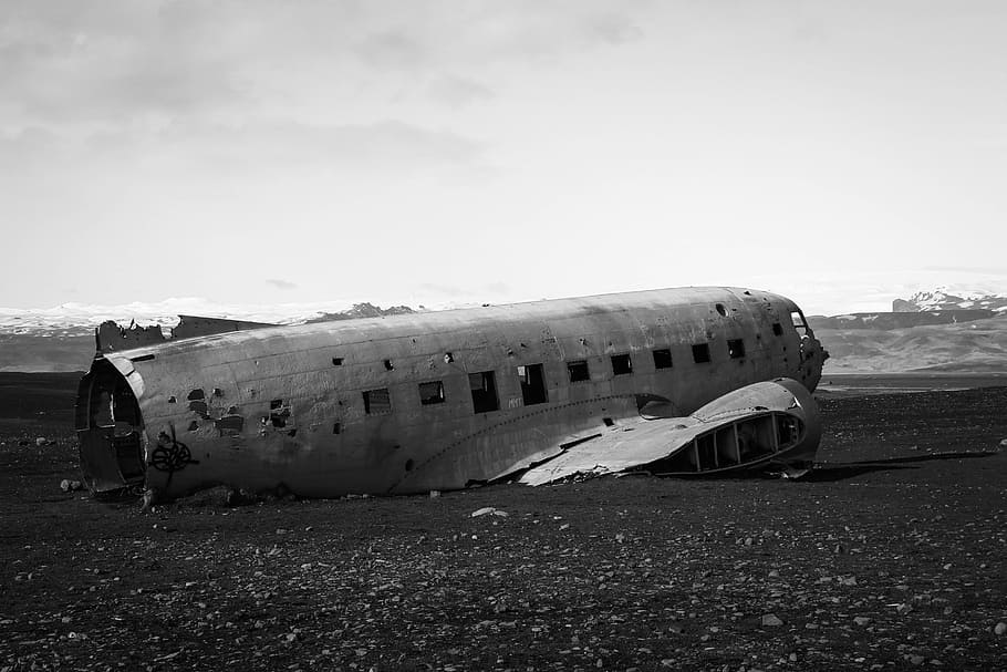 gray scale photo of airplane beside sea, grayscale photography of wrecked airplane HD wallpaper