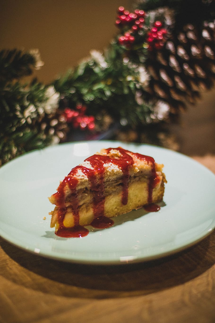 Round White Ceramic Plate With Piece of Cake, berry, blur, christmas HD wallpaper