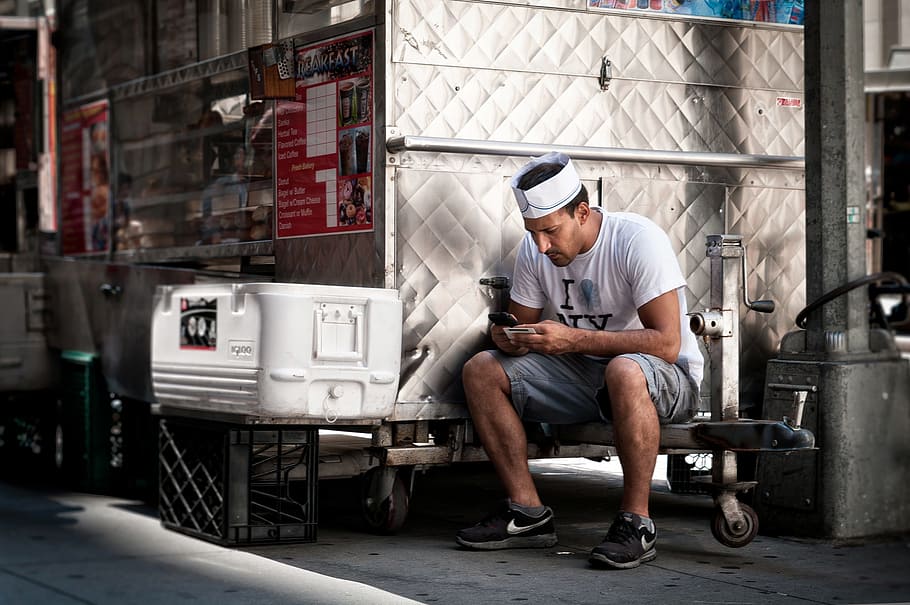 man sitting on box trailer, mechanic, garage, service, workshop HD wallpaper