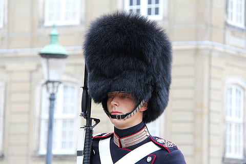 close-up photo of British soldier, guard, uniform, man, hat HD wallpaper