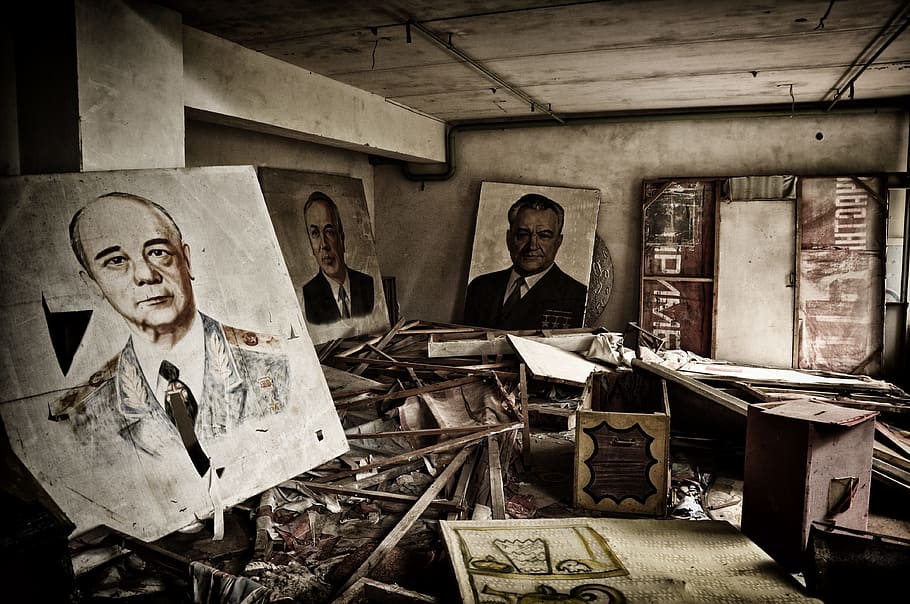 Pripyat, Chernobyl, two people, old-fashioned, adults only HD wallpaper